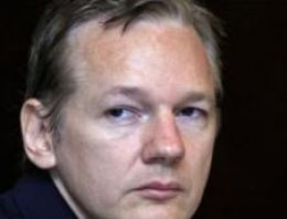 Assange'ın annesi karardan memnun